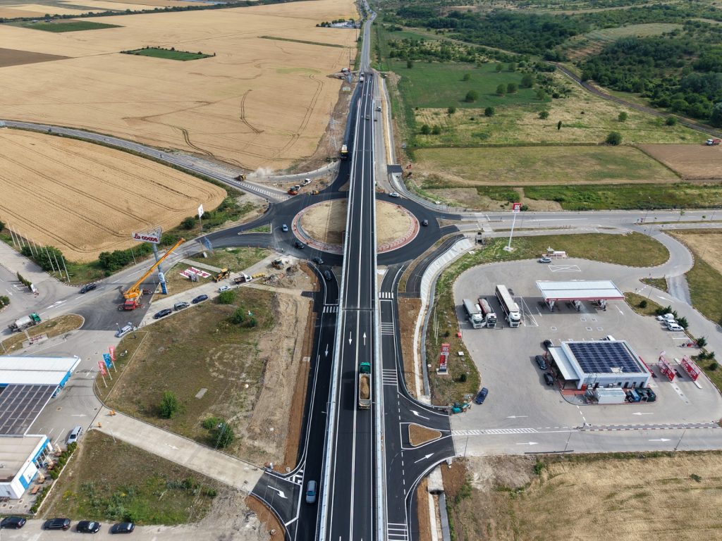 FOTO. Pasajul de la ieșirea din Oradea spre Satu Mare, aproape gata. Se toarnă ultimii metri de asfalt