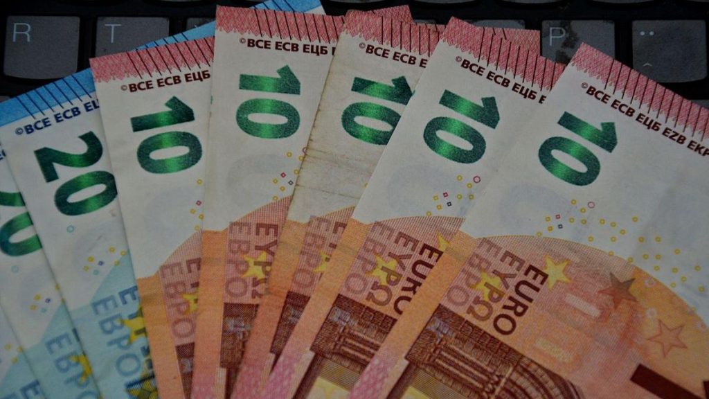 Leul s-a depreciat, luni, în raport cu euro, dar a crescut faţă de dolarul american