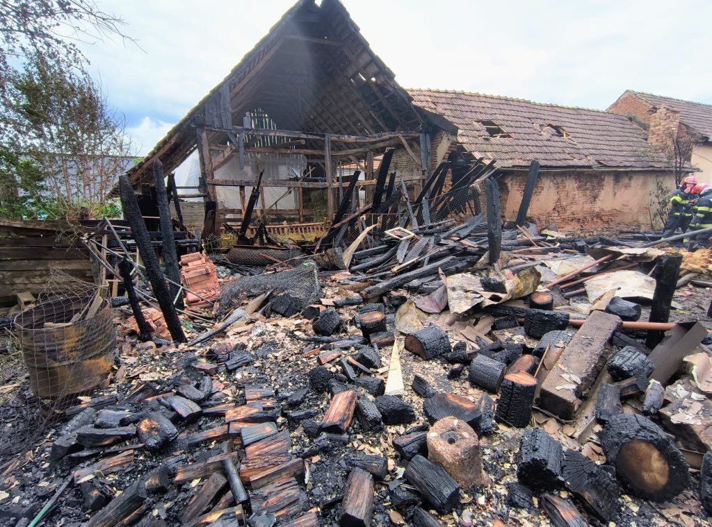 FOTO: 10 animale și păsări au ars într-un incendiu în județul Sibiu. Anexă și șură, distruse de foc