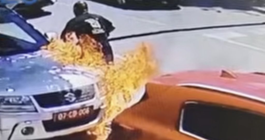 VIDEO Două maşini ale Ambasadei Bulgariei au fost incendiate la Skopje /  Bulgarii au cerut Macedoniei de Nord o acţiune în justiţie „rapidă şi onestă” / Momentul incendierii