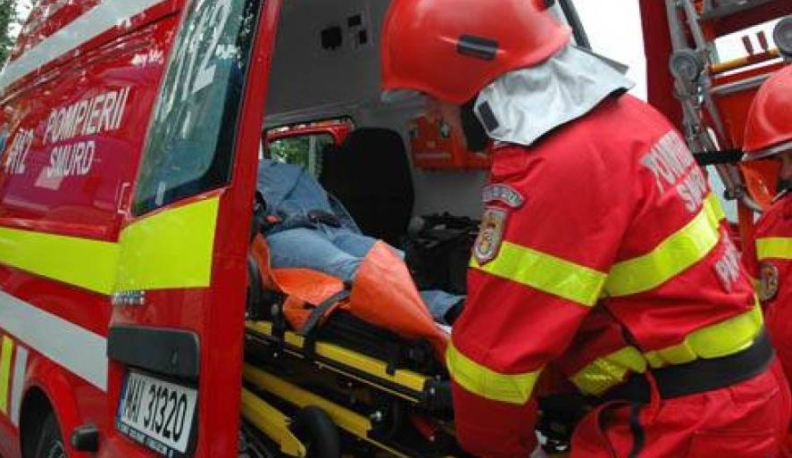 Explozie la un cazan de țuică în Orheiu Bistriței. Trei persoane au suferit arsuri și au fost transportate la spital