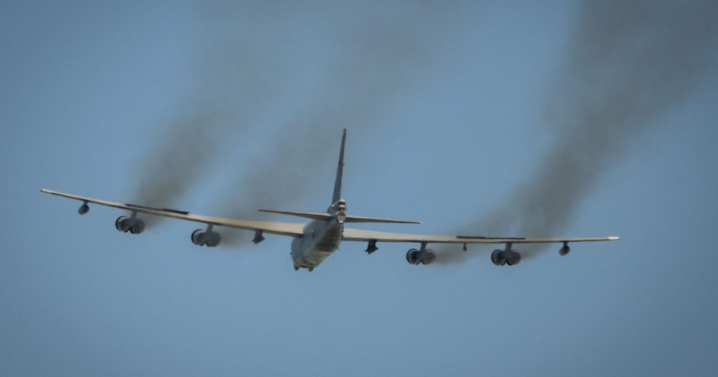 Opt morți în urma prăbușirii unui bombardier B-52 al SUA, în sudul Californiei