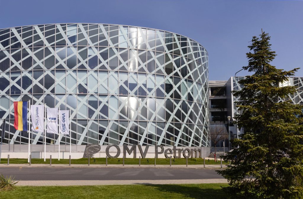 Bursă. OMV Petrom pune pe masă 300 de milioane de euro pentru un proiect fotovoltaic şi de stocare în Bulgaria