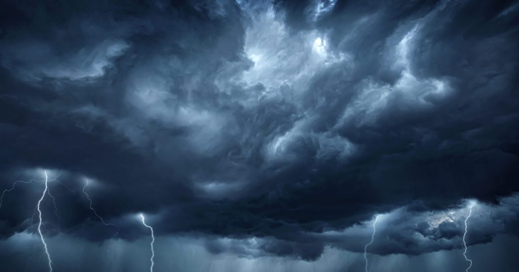 Alertă de furtuni și vijelii în 13 județe: meteorologii au emis cod galben. HARTA zonelor vizate și cum va fi vremea la București