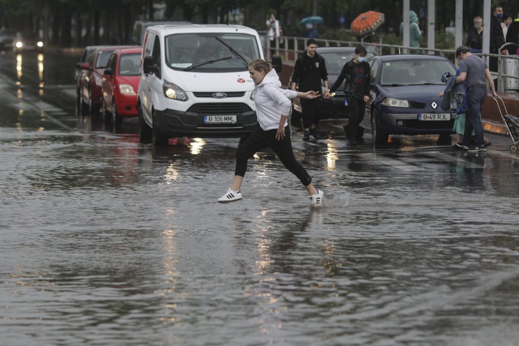 Alertă de furtuni puternice până joi: 13 județe, sub cod galben. Prognoza și pentru București