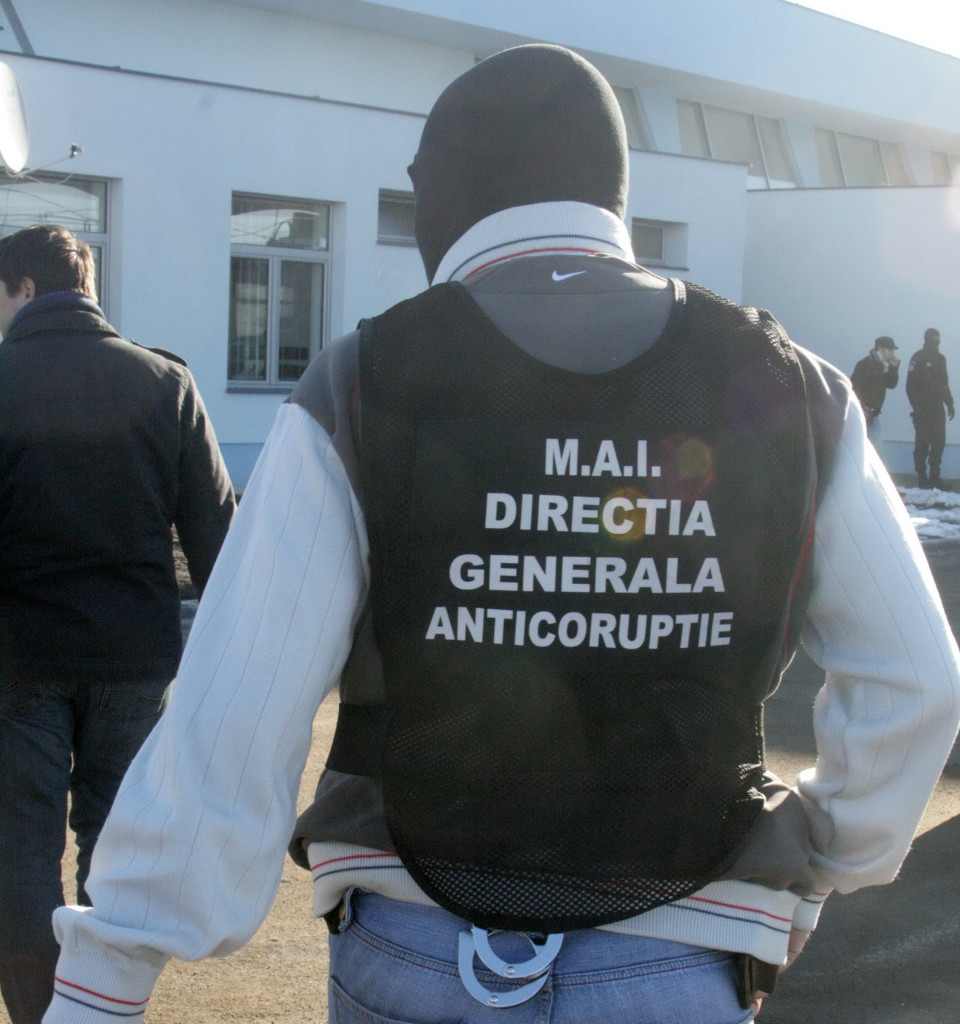 Percheziție DGA la Arad. Autospecială a Poliției Autostrăzi A1 Deva-Arad și un polițist, vizați de verificări