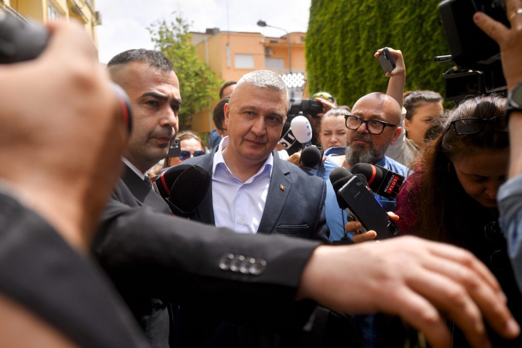 Scandalul DNA Militar vs Gheorghiță Vlad: procurorii au ridicat telefoanele șefului Armatei prin ordonanță de ridicare silită și ordonanță de percheziție corporală. Polițiștii au controlat corporal și ofițerul lui Gheorghiță ca să obțină telefoanele. Ce a