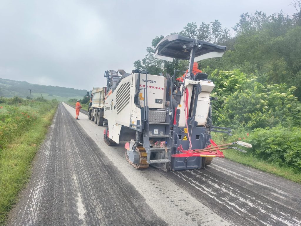 Au început lucrările pe drumul județean dintre Cerchezu și Viroaga