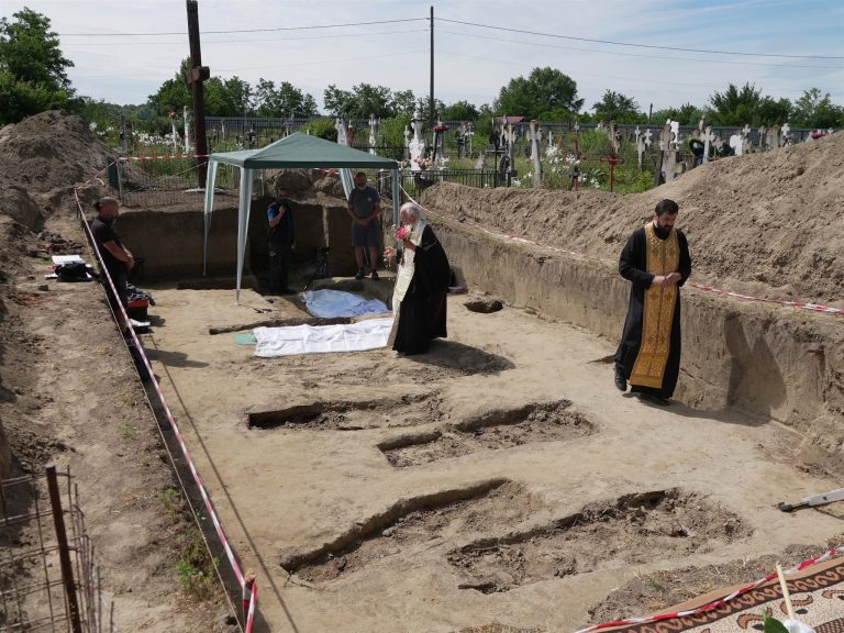 FOTO: Osemintele a 23 de deţinuţi politici şi martiri ai regimului comunist, descoperite recent în localitatea Agaua, din Insula Mare a Brăilei
