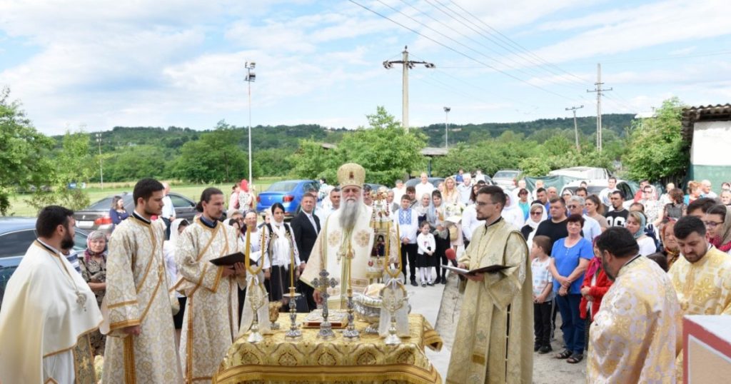 O nouă biserică sfinţită în Arhiepiscopia Râmnicului