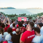 Fanii urmăresc meciurile de la Mondial în unul dintre cele mai spectaculoase locuri din lume