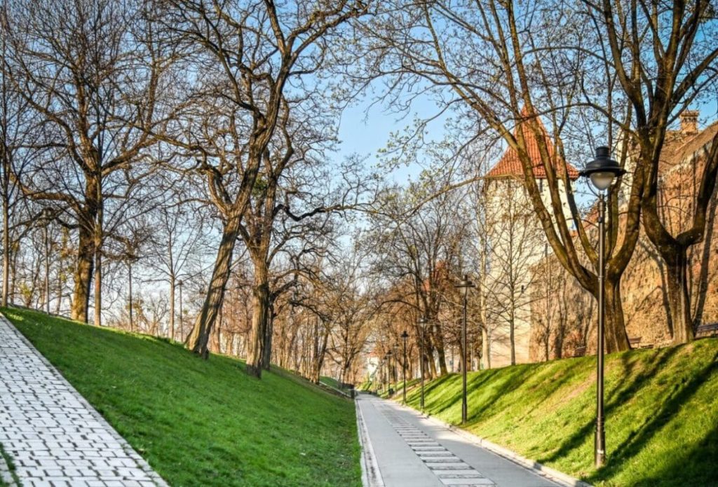 După patru licitații eșuate, Parcul Cetății din Sibiu intră în modernizare radicală: Internet la bancă, alei noi și soluții anti-vandalism