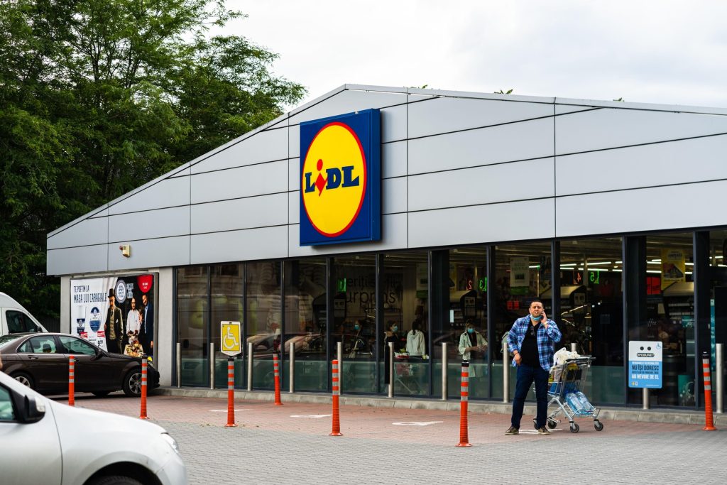 Un produs de mâncare pentru pisici, retras de la vânzare din Lidl. Ce a fost găsit în el