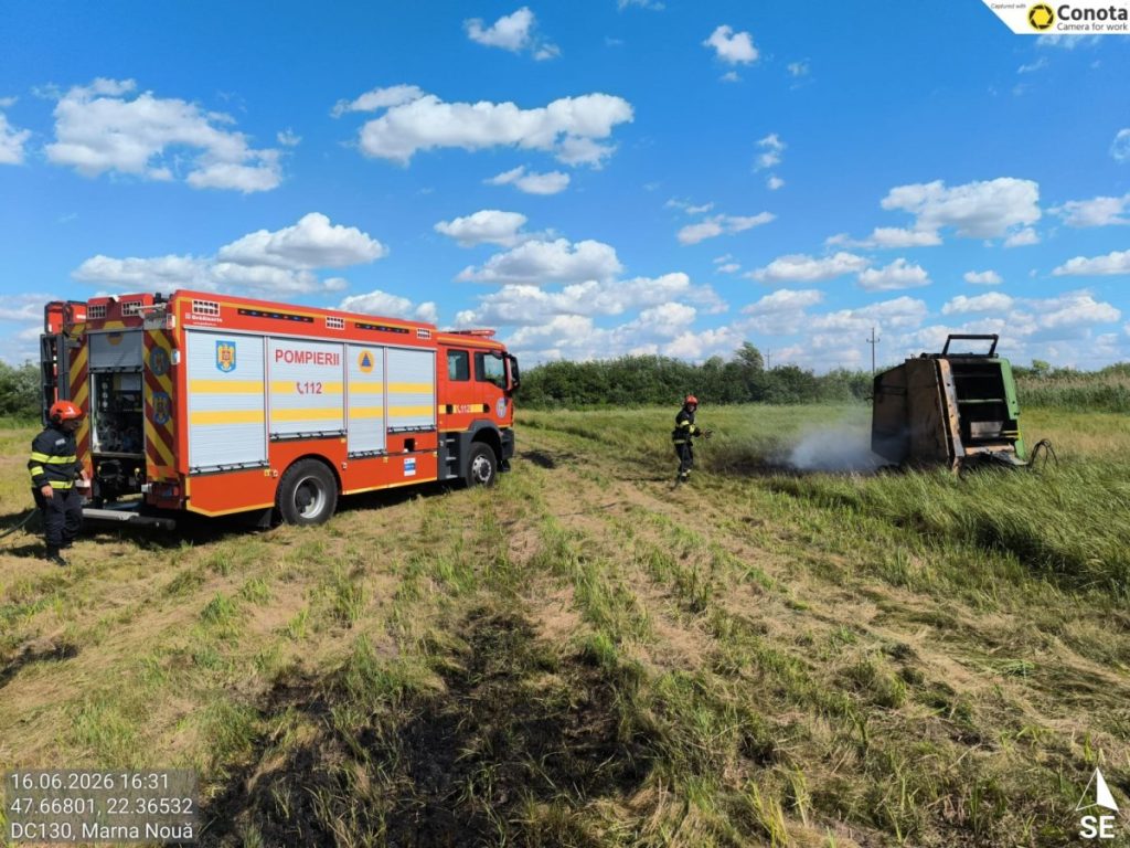 Incendiul la presa de balotat, provocat de o scânteie mecanică. Au ars trei hectare de vegetație uscată