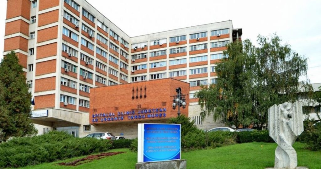 O fată lovită pe trotuar de o mașină în Bistrița-Năsăud a murit la spitalul din Târgu Mureș