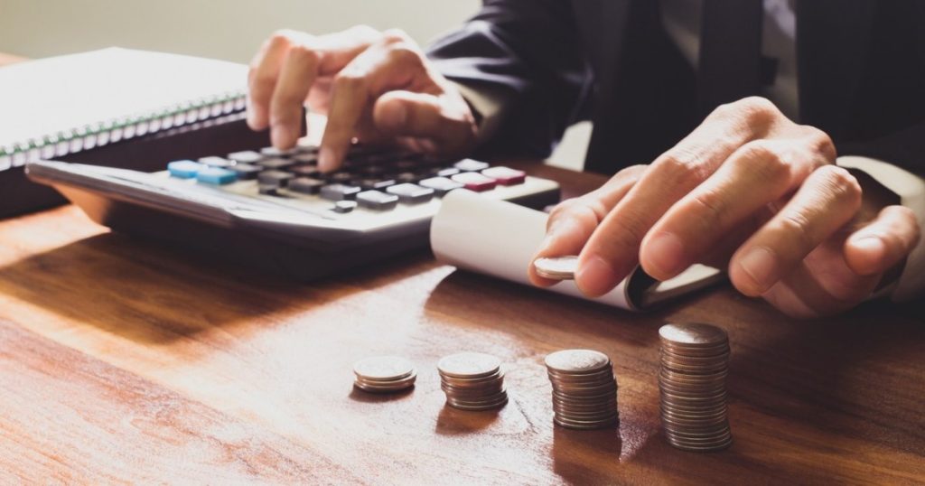 Micile obiceiuri care îți pot aduce mii de euro în plus la pensie. Ce fac diferit oamenii care reușesc să economisească