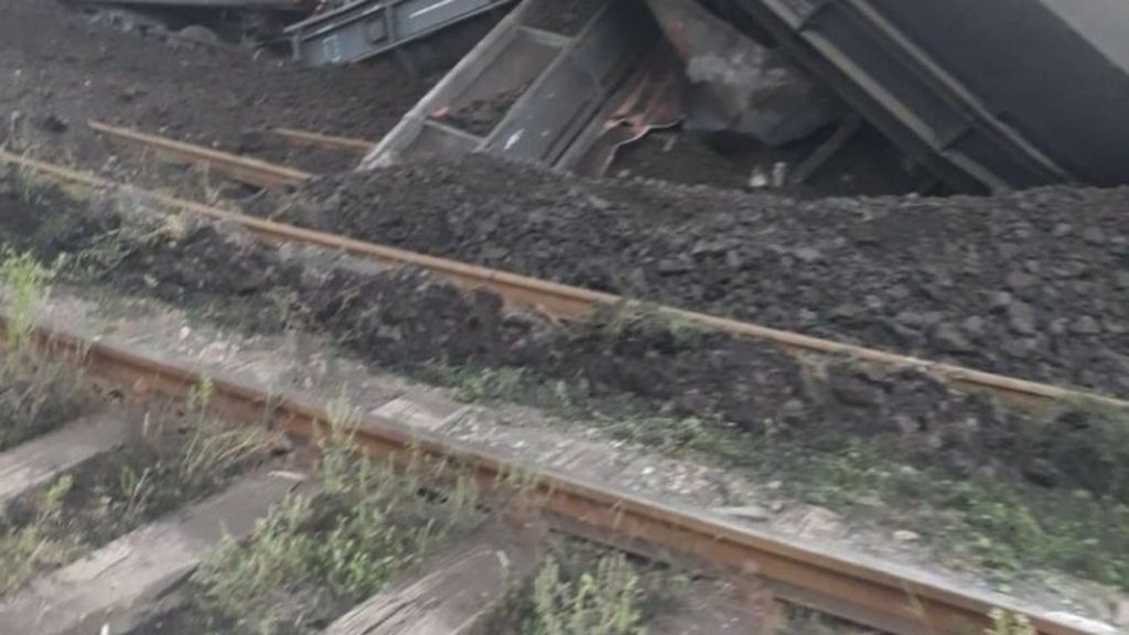 Autotren, lovit de un tren de marfă în Motru