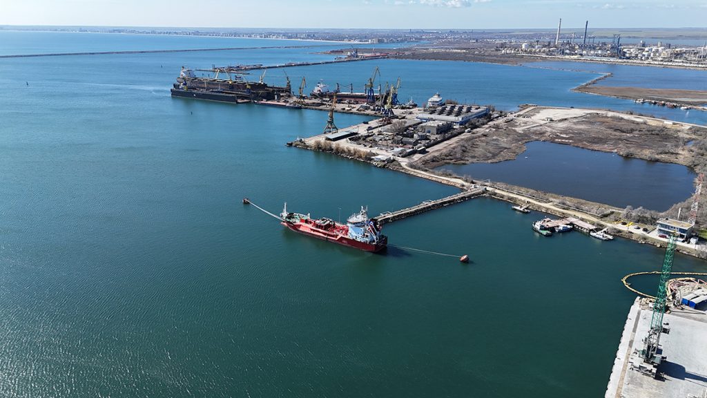 A fost recuperat trupul unuia dintre marinarii dispăruți după scufundarea remorcherului în Portul Midia/ Este evacuată apa din interiorul navei care va fi adusă în port la finalul săptămânii, anunță Midia Marine Terminal