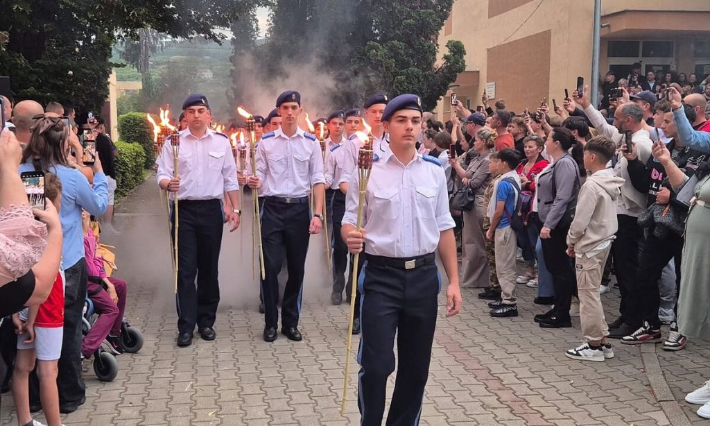 VIDEO: Ultimul apel de seară la Colegiul Național Militar Mihai Viteazul Alba Iulia, al promoției 2026. Tradiție anuală a elevilor