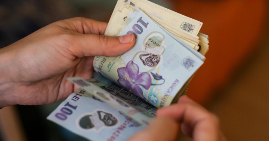 „Totul merge în declin”. Salariile românilor scad. Câți bani au pierdut angajații într-o singură lună și care sunt domeniile de top