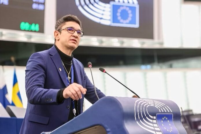 Europarlamentarul Luis Lazarus, despre negocierile pentru un nou guvern: Roboții programați de Bruxelles nu vor lucra niciodată pentru poporul român! Ei lucrează pentru programul implementat de Ursula!