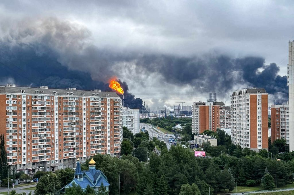 „Dacă Ucraina arde, va arde și Moscova voastră” – Zelenski, după atacul masiv cu drone de azi. Kremlinul i-a răspuns