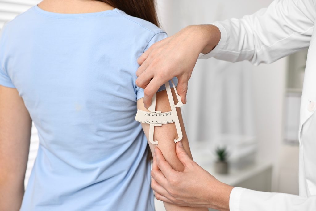 Grăsimea ascunsă din abdomen poate îmbătrâni creierul mai repede. Ce efecte au depozitele de pe brațe și de pe picioare