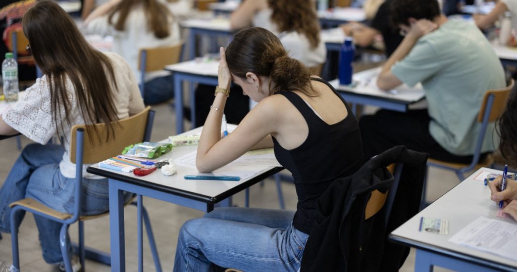 Val de caniculă în Franţa: temperaturi de până la 40°C. Examenele de Bacalaureat ar putea fi amânate