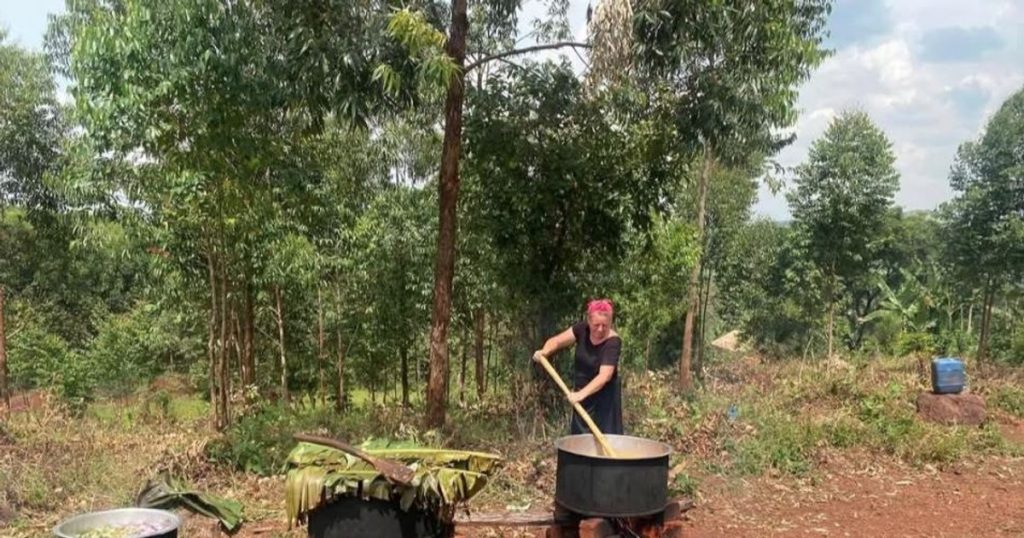 Românca din Uganda care crește un copil abandonat: „Nu se moare atât de ebola, cât de foame și sărăcie”