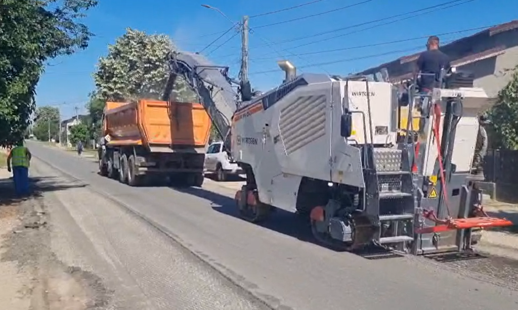 ÎN ATENȚIA ȘOFERILOR: AU ÎNCEPUT LUCRĂRI DE REFACERE PE DJ 411