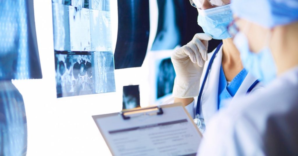 Manageri, medici și asistenți din Ploiești, suspectați că au decontat consultații fictive. Prejudiciul, estimat la 2,5 milioane lei