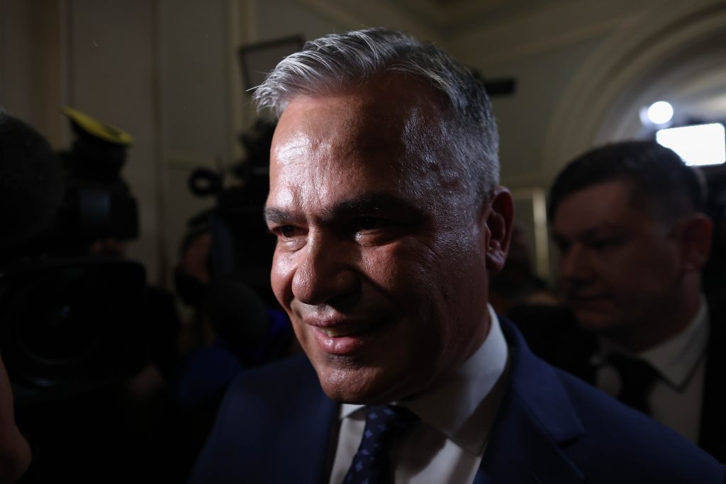 Adrian Veștea, după ce a anunțat de două ori că depune lista de miniștri și programul: Nu e momentul pentru decizii luate sub presiunea urgenței