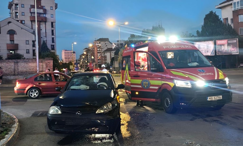 FOTO: ACCIDENT rutier la Alba Iulia. Impact între două mașini, în zona primăriei