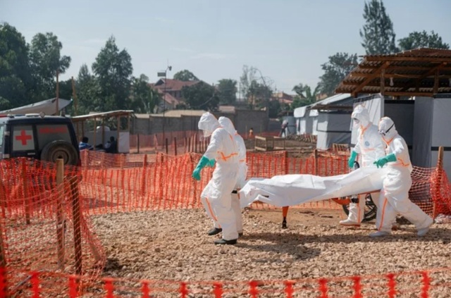 Bilanţul epidemiei de ebola depăşeşte pragul 200 de morţi, la o lună de la declararea epidemiei în nord-estul Republicii Democratice Congo. 19 cazuri, inclusiv două mortale, confirmate în Uganda. ONG-uri îngrijorate de deficienţe grave în organizarea ripo