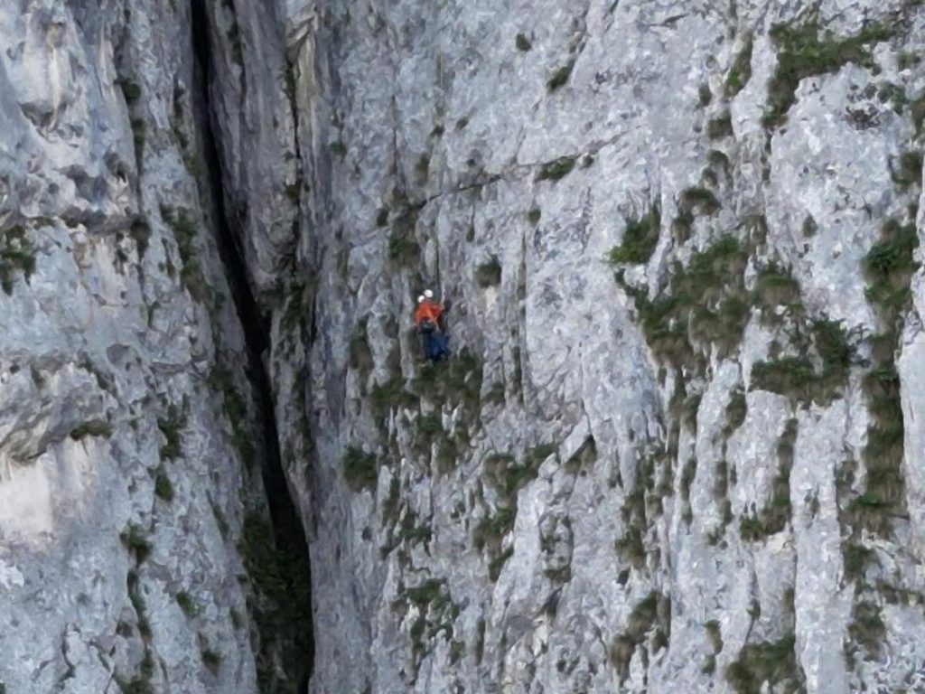Salvamont Brașov nu a abandonat căutările tânărului britanic dispărut în Bucegi / Operațiunile sunt îngreunate de acumulările de zăpadă / Turistul a dispărut în 23 noiembrie