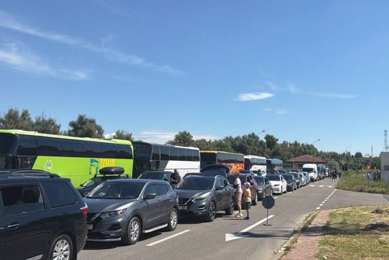 Trafic intens la punctul de trecere a frontierei Sculeni