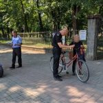 Poliția Locală Carei distribuie pliante privind utilizarea corectă a trotinetelor  și mopedelor