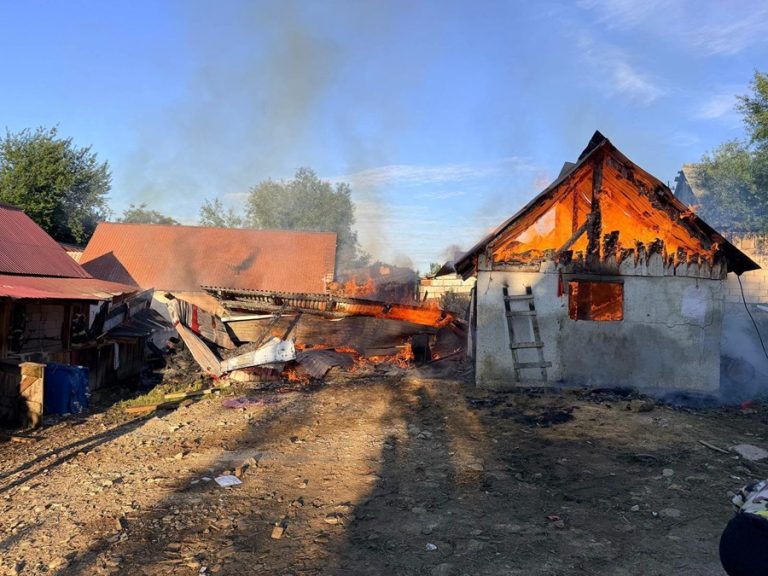 Trei gospodării afectate de incendiu, la Sucevița