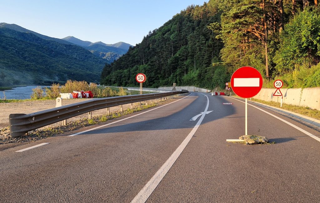 Traficul rutier pe DN7 este oprit complet în localitatea Cotmeana, județul Argeș, după ce o autocisternă încărcată cu 31 tone de benzină s-a răsturnat pe șosea