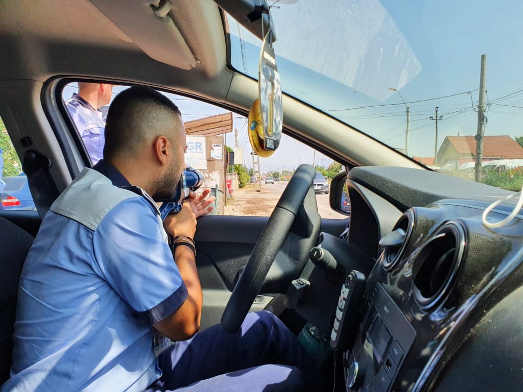 Prins cu peste 100 km/h prin localitate și băut la volan. Dosar penal pentru un șofer oprit la Cornu Luncii