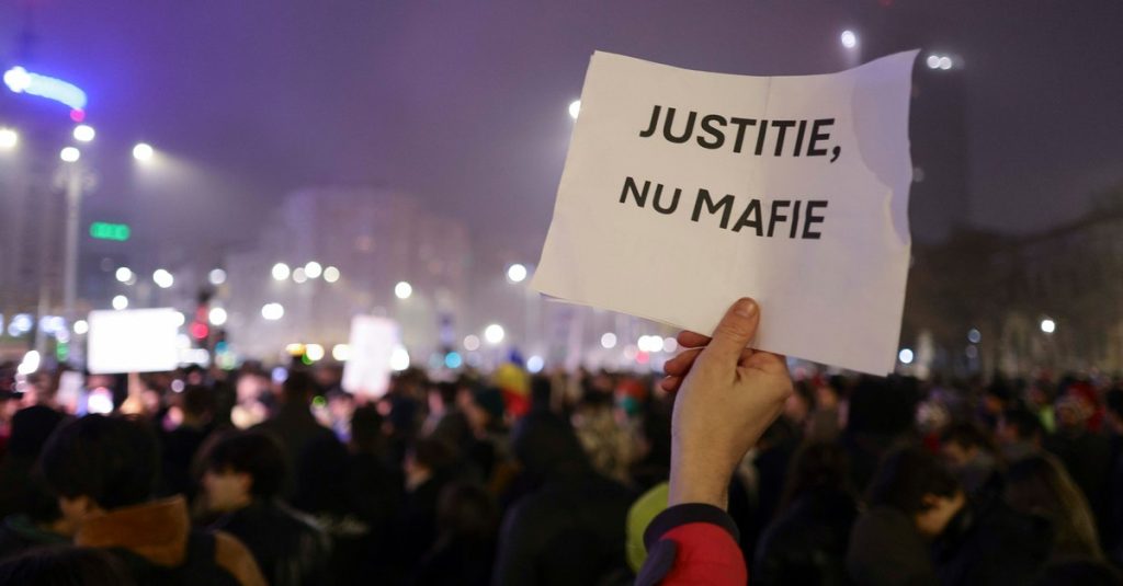 Protest în Piața Victoriei după deciziile controversate din Justiției: „România e sub asediu și trebuie apărată”