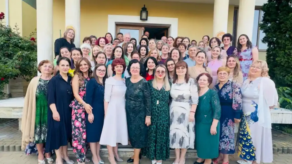 FOTO | Moment emoționant: Trei cadre didactice cu o activitate de o viață s-au retras de la Școala Gimnazială „Mihai Eminescu” din Alba Iulia