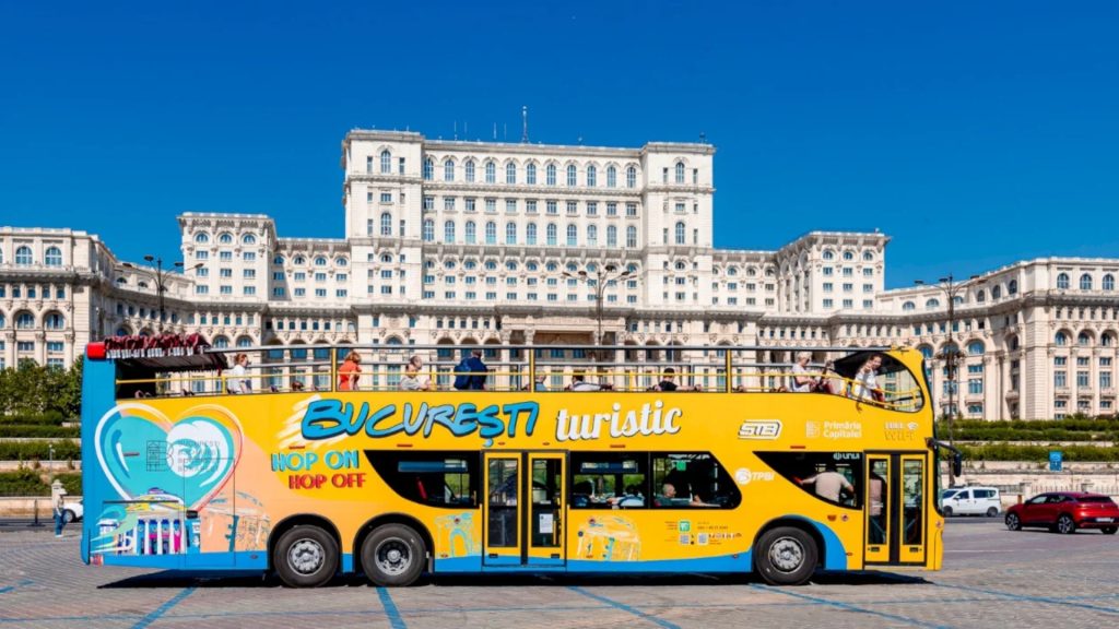 Călătoria cu autobuzele turistice Bucharest City Tour, la preț redus încă o lună. Traseul complet și lista tarifelor