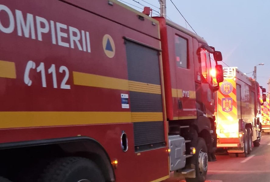 Un camion a luat foc la Dorohoi. Pompierii au intervenit de urgență