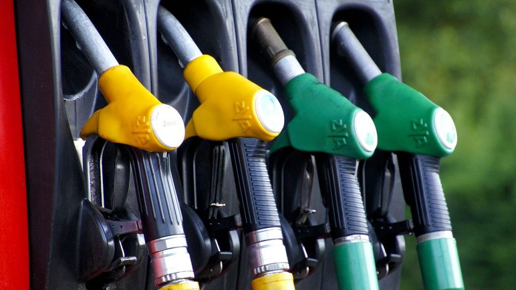 Benzina și motorina, mai scumpe sâmbătă la pompă. Unde găsesc șoferii cei mai ieftini carburanți