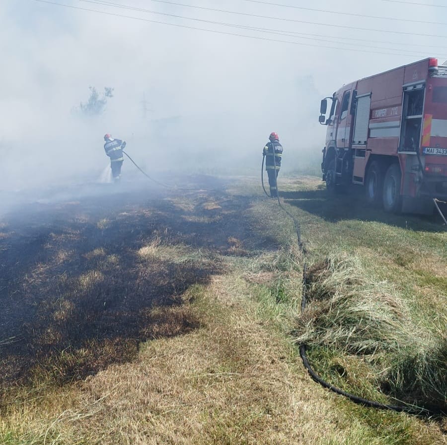 FOTO Incendiu la marginea municipiului Botoșani. Intervenție de urgență a pompierilor