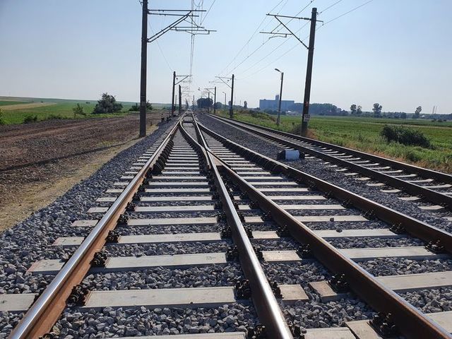Circulaţia feroviară, întreruptă între Iacobeni şi Coşna, judeţul Suceava, după ce o furtună a afectat alimentarea cu energie electrică a liniei de contact
