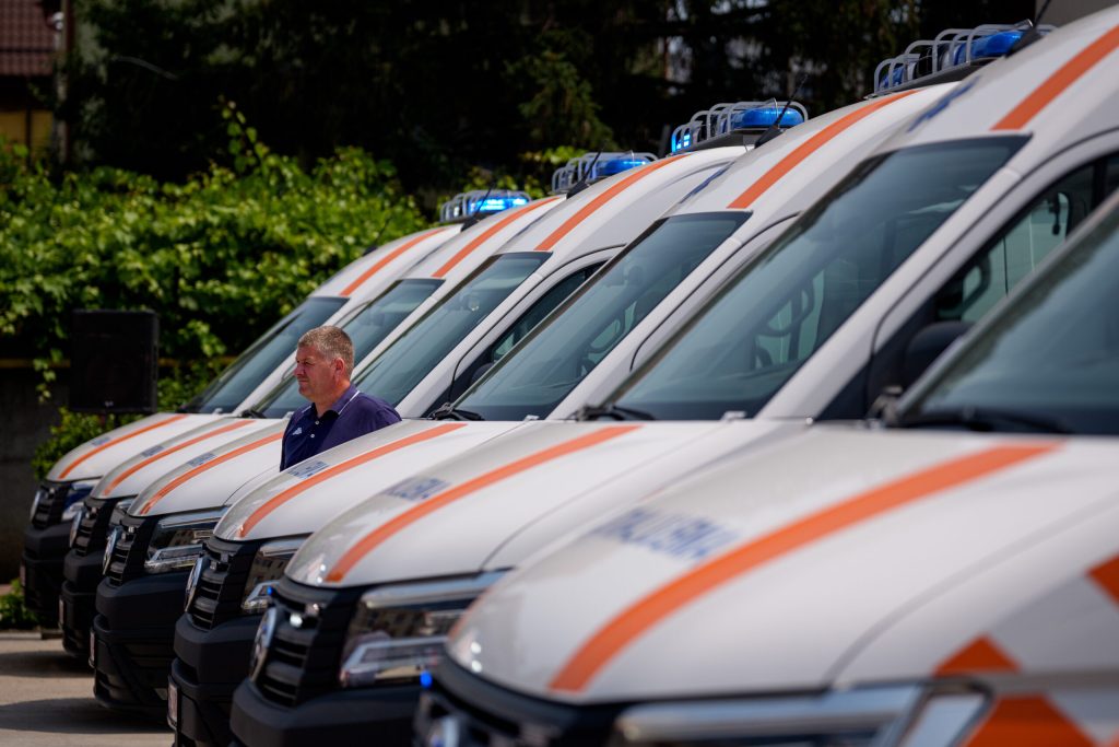 Iași: Accident între un autoturism și o ambulanță care transporta un copil. Șoferul mașinii, rănit