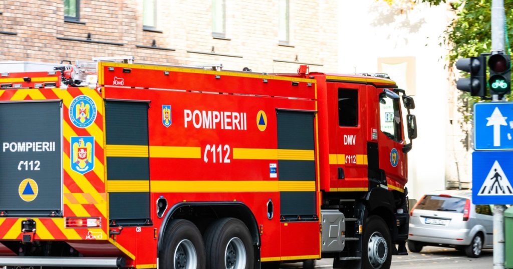 Trei locuințe au fost distruse într-un incendiu puternic în Caraș-Severin. Focul risca să se extindă la o a patra casă