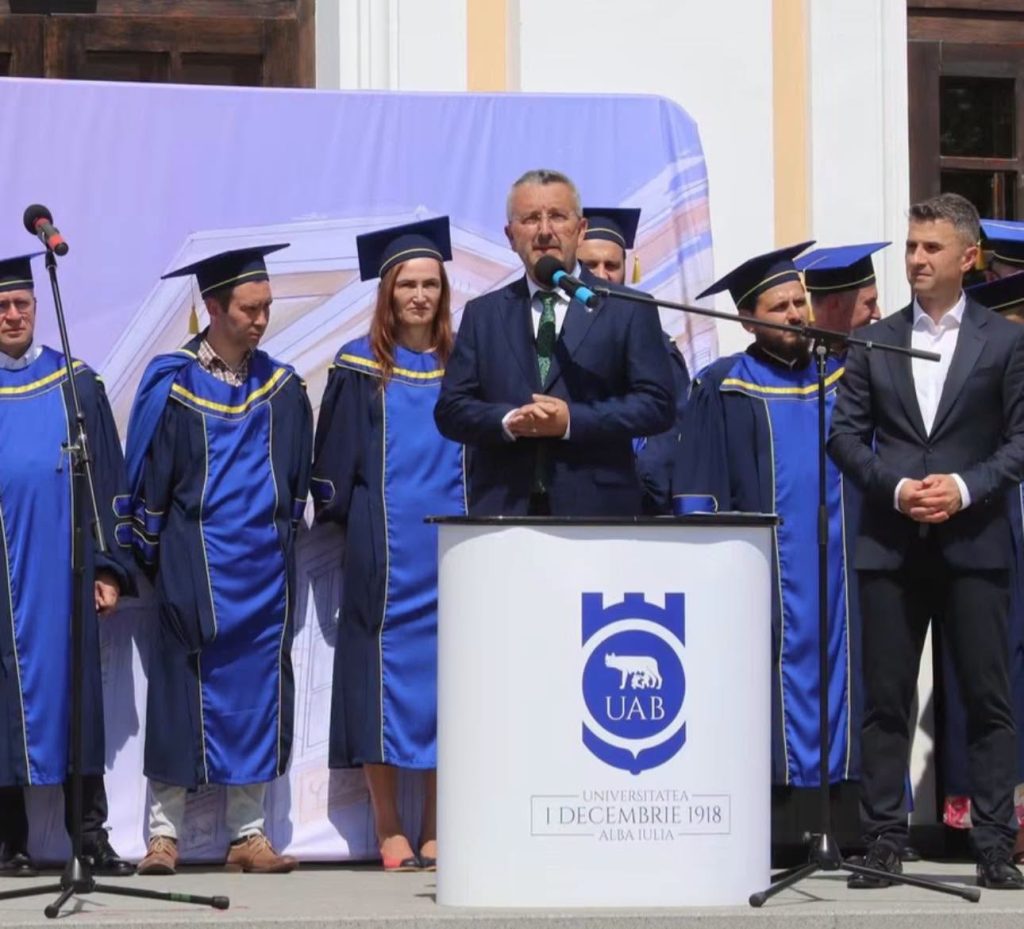 Prefectul județului Alba a participat la festivitatea de absolvire a Promoției 2026 a Universității „1 Decembrie 1918” din Alba Iulia